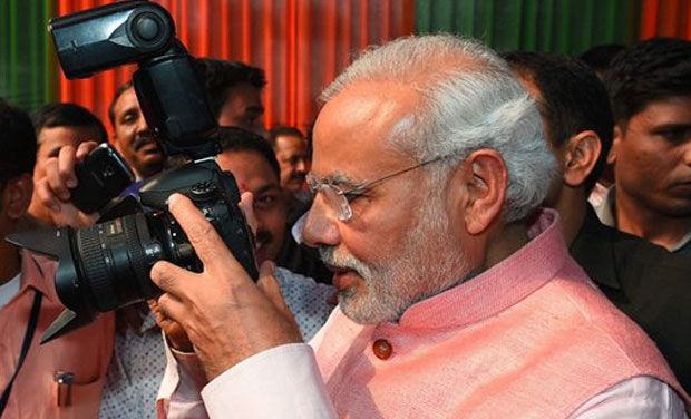 पत्रकारों को दी गयी चाय पार्टी में जब फोटोग्राफर बन गए प्रधानमंत्री नरेंद्र मोदी