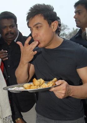 लिट्टी-चोखा भकोस रहे 'पीके' आमिर खान