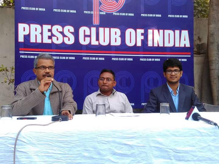 पीएम मोदी के लाइव को लेकर पत्रकार सत्येन्द्र मुरली की प्रेस कॉंफ्रेंस (सबसे दाहिने दिलीप मंडल और सबसे बाएं सत्येन्द्र मुरली)