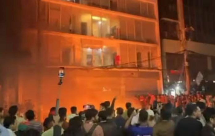 ढाका में भड़की हिंसा के बीच मीडिया संस्थान को बनाया गया निशाना, प्रेस की स्वतंत्रता पर गंभीर सवाल